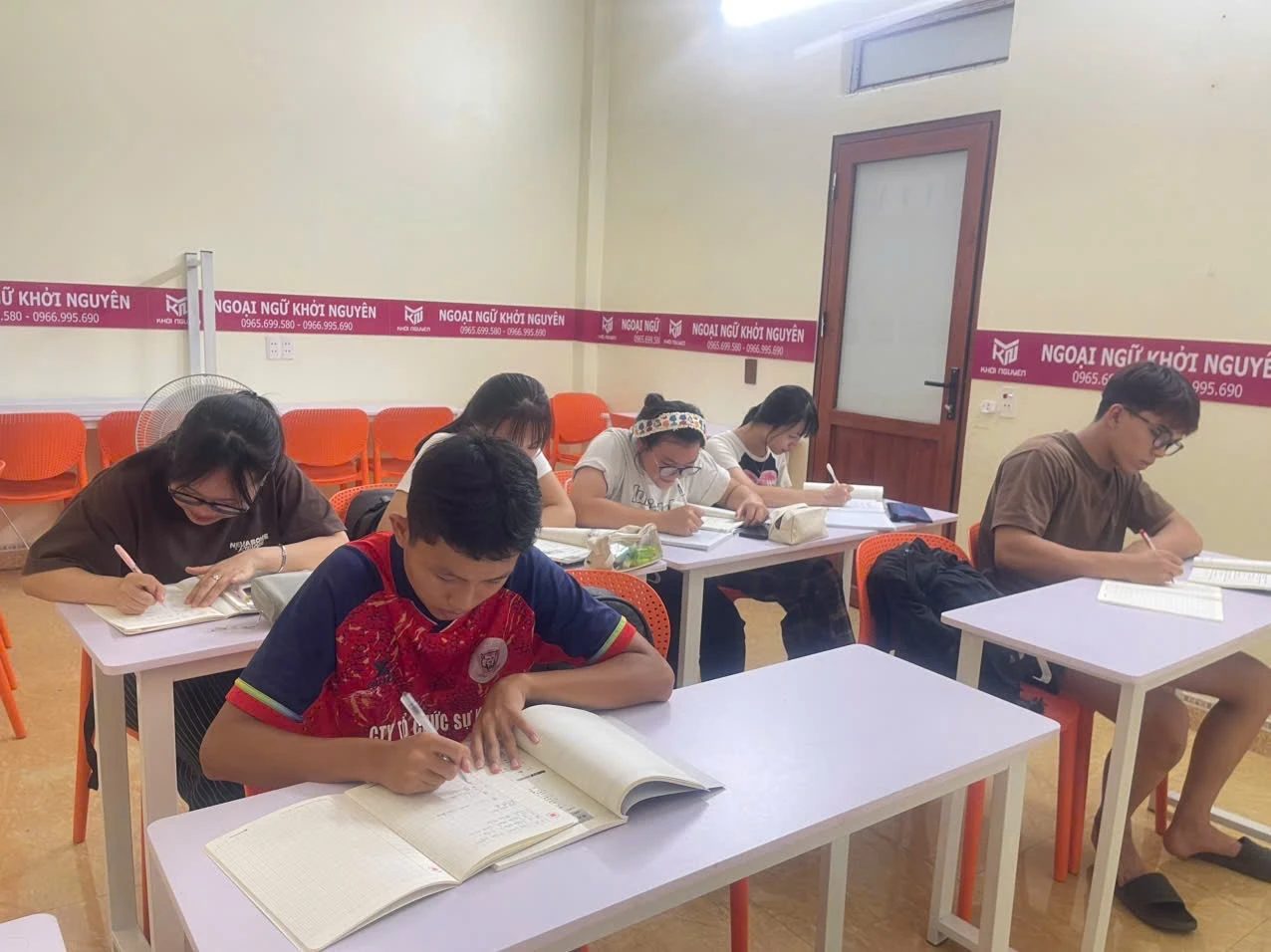 Học viên tập trung luyện viết